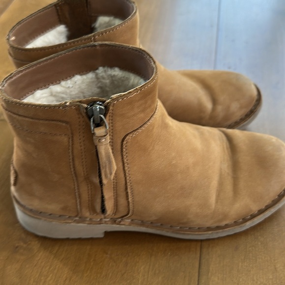 UGG, leather fur lined women’s ankle boots with zippers - Picture 6 of 9